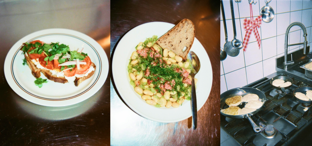 Collage af tre madretter: toast med grøntsager, bønner med kød og dild, samt pandekager på komfur.