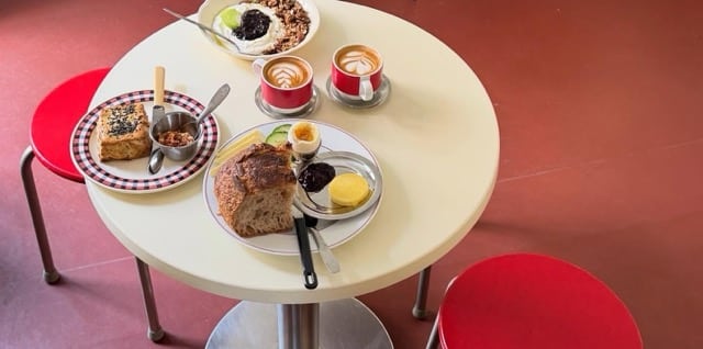 Morgenbord med brødplatte og kaffe